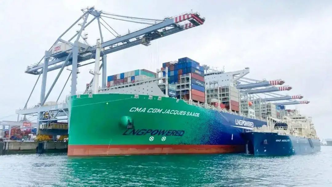 Pierwszy na świecie ultraduży kontenerowiec zasilany dwoma rodzajami paliwa (23 000 TEU)