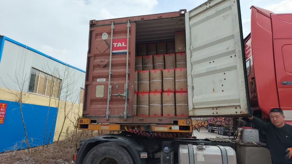 Dostawa ciężarówek z kołami tnącymi