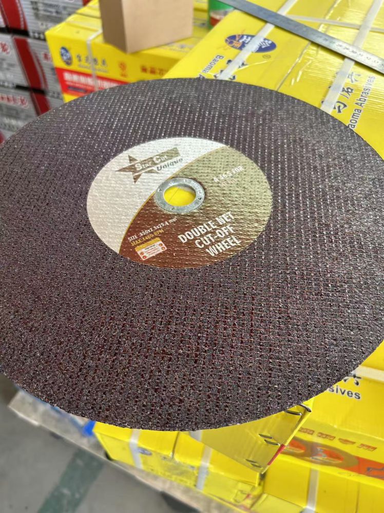 Dostawa ciężarówek z kołami tnącymi