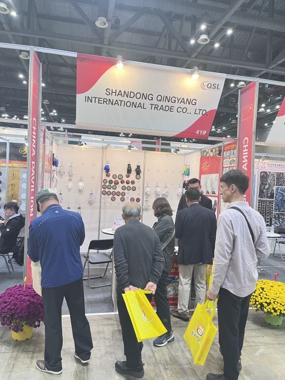 Wystawa tarcz tnących i klienci