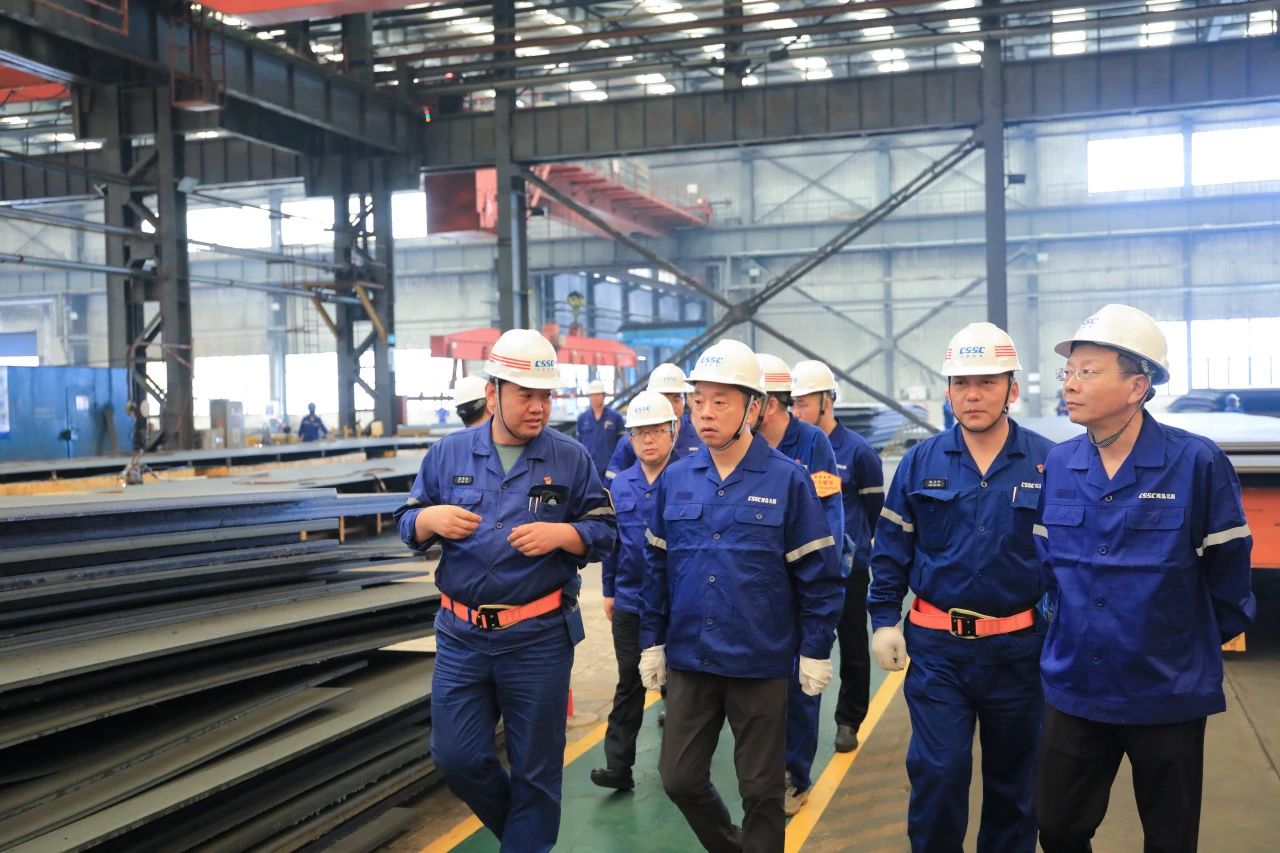 Pierwszy na świecie ultraduży kontenerowiec zasilany dwoma rodzajami paliwa (23 000 TEU)