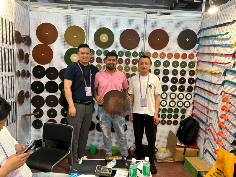 Wystawa tarcz tnących i klienci